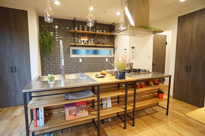 DAIKATSUカスタムは完全自由設計です。間取りだけではなく、内装や外観のデザイン、キッチンやトイレなどの水回りも自由に組み合わせることができます。お客様が思い描く暮らし、土地の大きさや形状、ご予算に合わせて擦り合わせをさせていただきます。