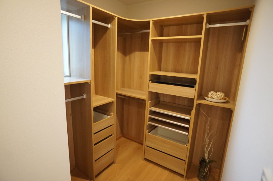 収納場所を1ヵ所にまとめることで、生活動線や家事動線をシンプルにし、<br />
効率的な家事や楽ちんな生活を送ることができます。<br />
雨の日は廊下に洗濯物を干してそのままクローゼットへいける家事動線です。