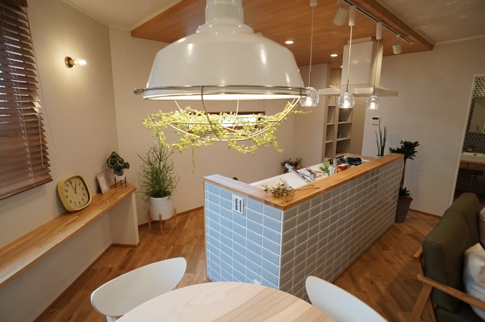 リモートワークが考えられた住まいだからこそ家事も楽にこなせる導線を採用。<br />
キッチンからパントリーも直結しており収納力も抜群です。