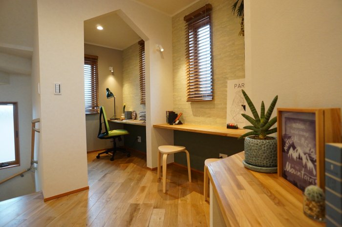 家族の声が気になる、物音が会議に入ってしまうなどを考慮し、リモート用のスペースを確保。<br />
ご家族がいるときでも周りを気にせず、仕事を可能にしました。