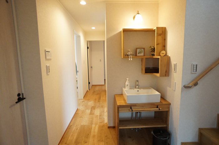 コロナが流行り、手洗いうがいが大切になってきているため、玄関に入ってすぐに洗面台を設けています。<br />
家に帰ってすぐ手洗いうがいをすることで住まいは健康も守ります。