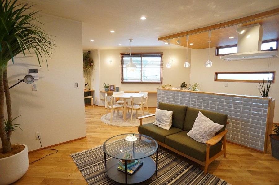 「家で働く」これがスタンダードになると家で過ごす時間はより長くなり、快適性が必要になります。<br />
日々の暮らしをより過ごしやすくするためにリモートに対応した住まいだからこそ開放感のある空間をご提案します。