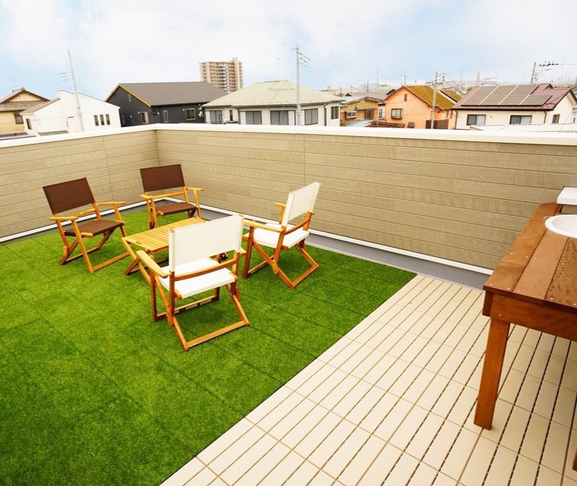 家族との時間を過ごす際にぴったりな屋上庭園<br />
プライベートの守られた空間でリモートの合間に一息つくことも、休日に家族と過ごすこともできます。