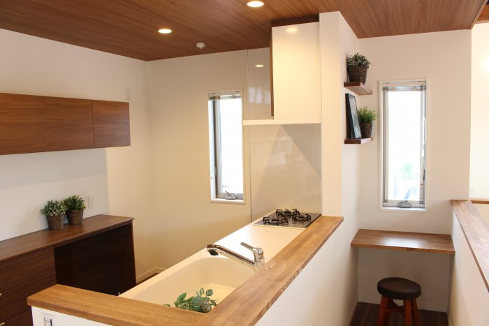 カウンターキッチンを採用することにより、家族とのコミュニケーション捗る間取りとなっています。<br />
さらにリモートワークスペースもご用意しております。