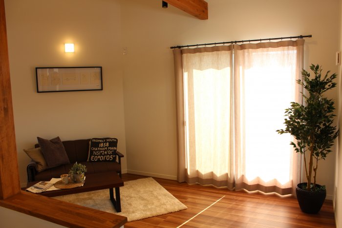 リビングには大きな窓を設置し、明るいリビングを演出します。<br />
家族と過ごすリビングがもっと暮らしやすくなるようこだわった住まいです。