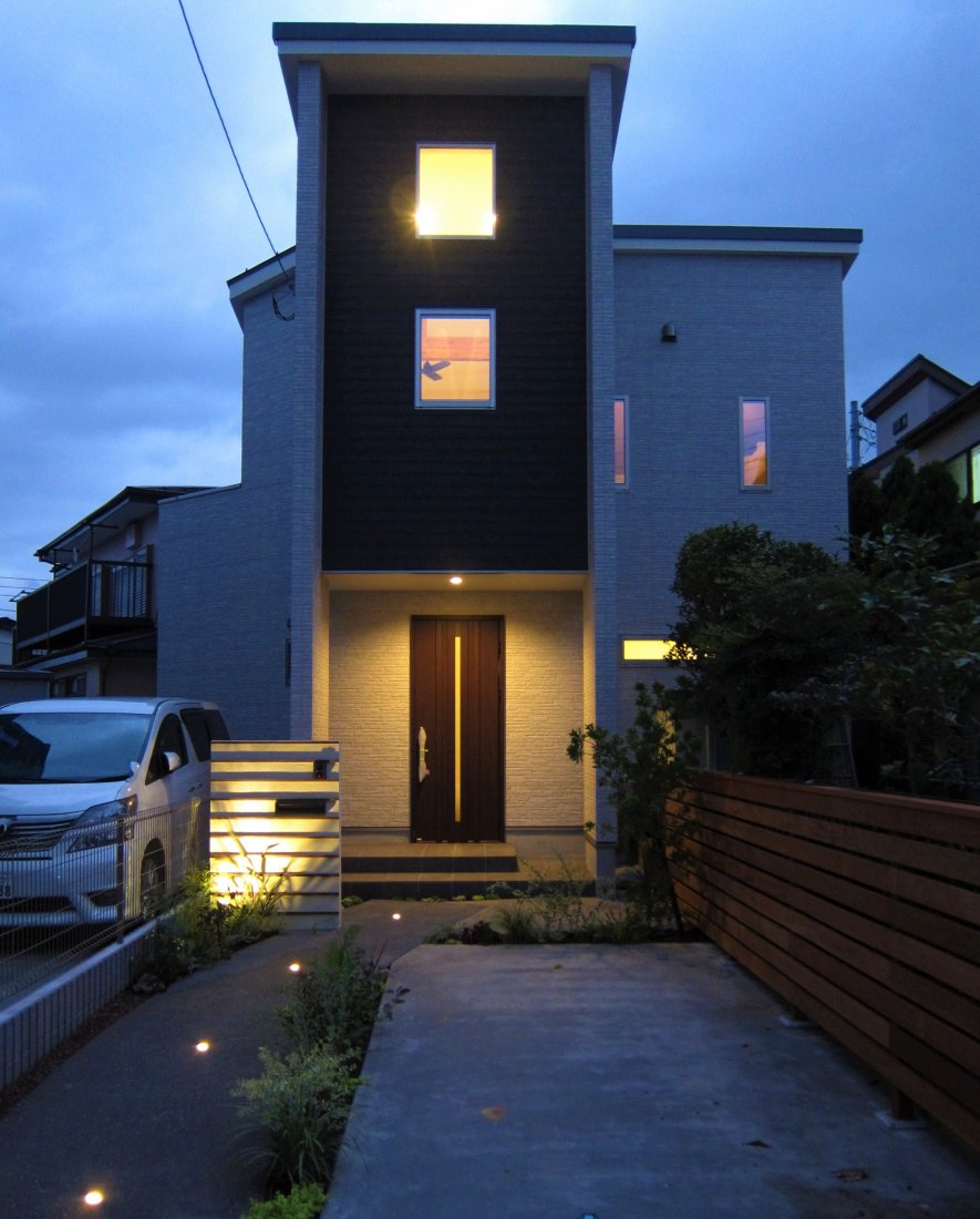 比較的お求めやすい変形地を１２０％活かすことが出来るのは、注文住宅の醍醐味です。<br />
旗竿地は車が留めやすく、アプローチ部分に変化が付けられます。<br />
玄関までをワクワクするようなエクステリアで愉しむこともできます。